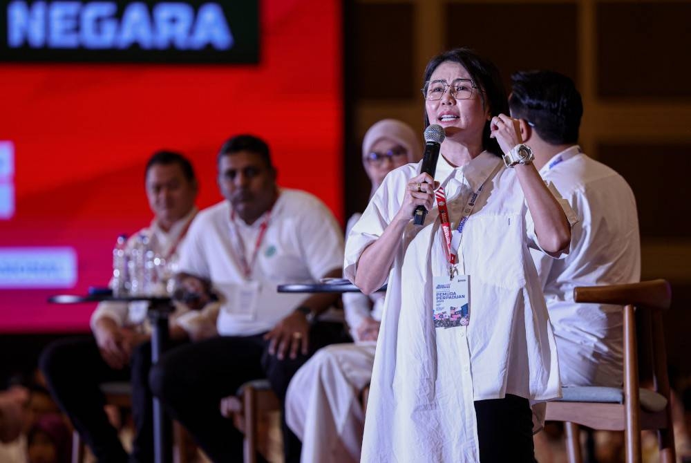 Nicole berucap pada pusingan kedua sesi forum bertajuk ‘Politik Sebagai Wadah Anak Muda Membina Bersama Negara’ pada Konvensyen Nasional Pemuda Puteri Kerajaan Perpaduan 2023 sempena Konvensyen Nasional Kerajaan Perpaduan di Pusat Dagangan Dunia Kuala Lumpur hari ini. - Foto Bernama