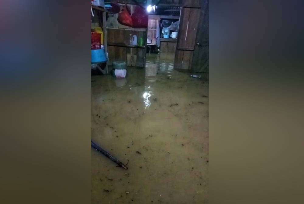 Keadaan dalam rumah yang dinaiki air akibat banjir kilat didiami Zahari dan dua anak lelakinya