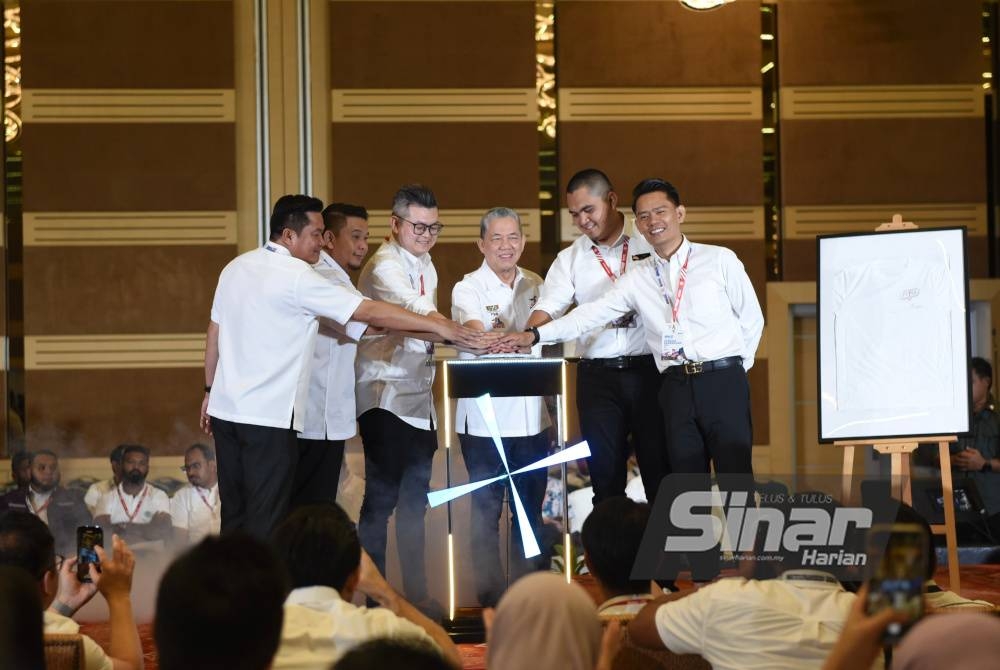 Fadillah (tiga kanan) bersama lima Ketua Pemuda parti dalam Kerajaan Perpaduan melancarkan lima tekad Pemuda di WTC pada Ahad.