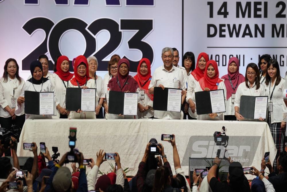 Acara menandatangani tekad wanita perpaduan disaksikan oleh Presiden UMNO, Datuk Seri Dr Ahmad Zahid Hamidi pada Konvensyen Nasional Kerajaan Perpaduan 2023 yang diadakan di Pusat Dagangan Dunia Kuala Lumpur pada Ahad. - FOTO SINAR HARIAN/ROSLI TALIB