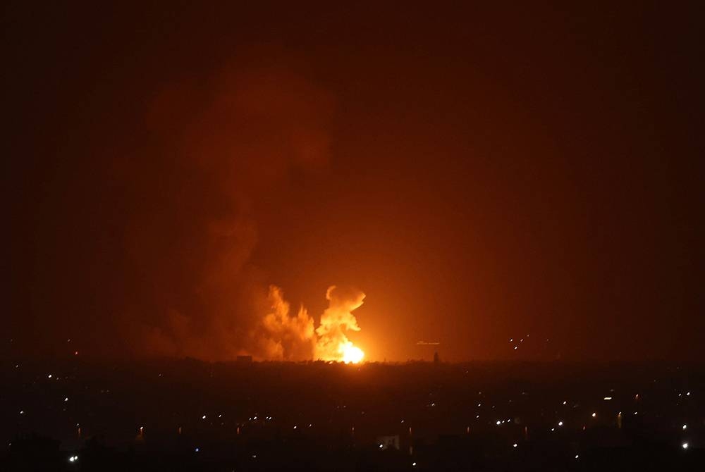 Asap dan api akibat letupan berikutan serangan udara Israel ke atas bandar Gaza. Foto AFP