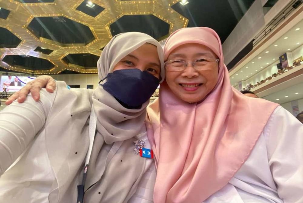 Nurul Izzah memuat naik gambarnya bersama Wan Azizah - Foto Facebook Nurul Izzah Anwar