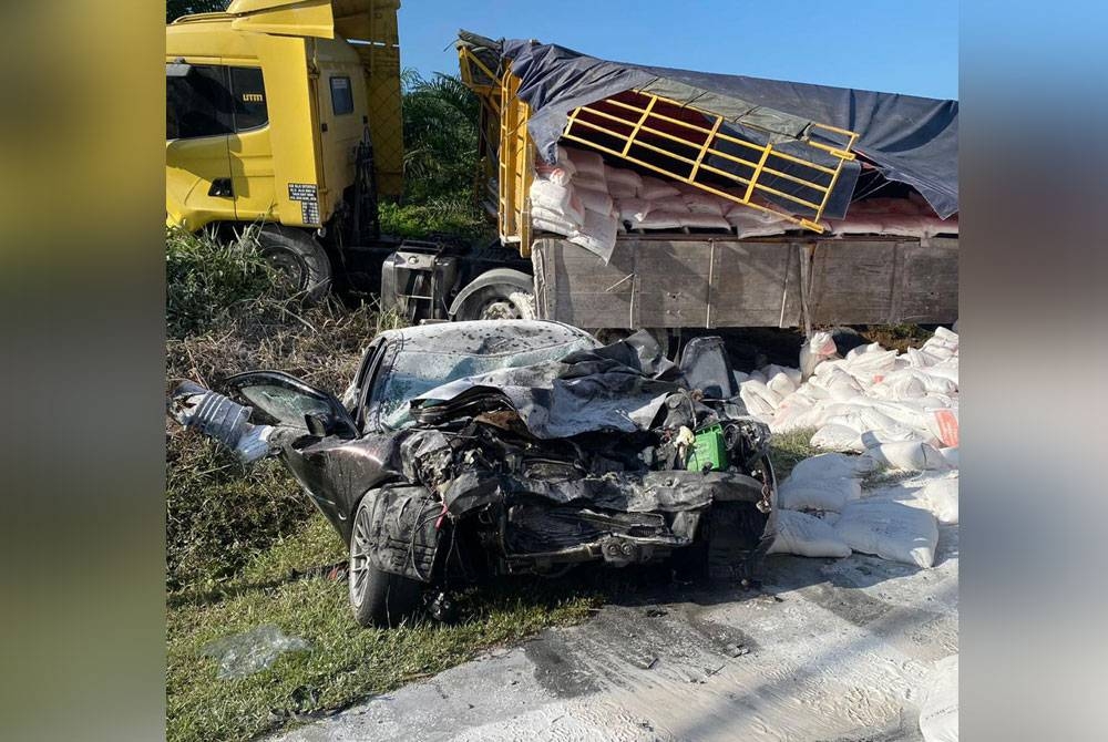 Keadaan kereta yang remuk selepas terlibat kemalangan di Jalan Kota Tinggi, Kampung Bukit Samsu, Kota Tinggi pada Ahad. - Foto ihsan Ibu Pejabat Polis Daerah (IPD) Kota Tinggi