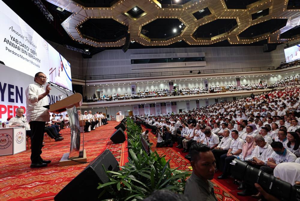 Anwar menyampaikan Amanat Perdana pada Konvensyen Nasional Kerajaan Perpaduan di Pusat Dagangan Dunia Kuala Lumpur hari ini. - Foto Bernama