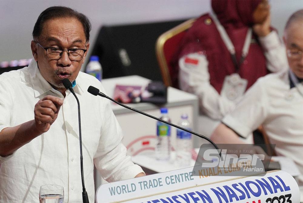 Anwar berucap pada Konvensyen Nasional Kerajaan Perpaduan 2023 pada Ahad. - Foto Sinar Harian/ROSLI TALIB