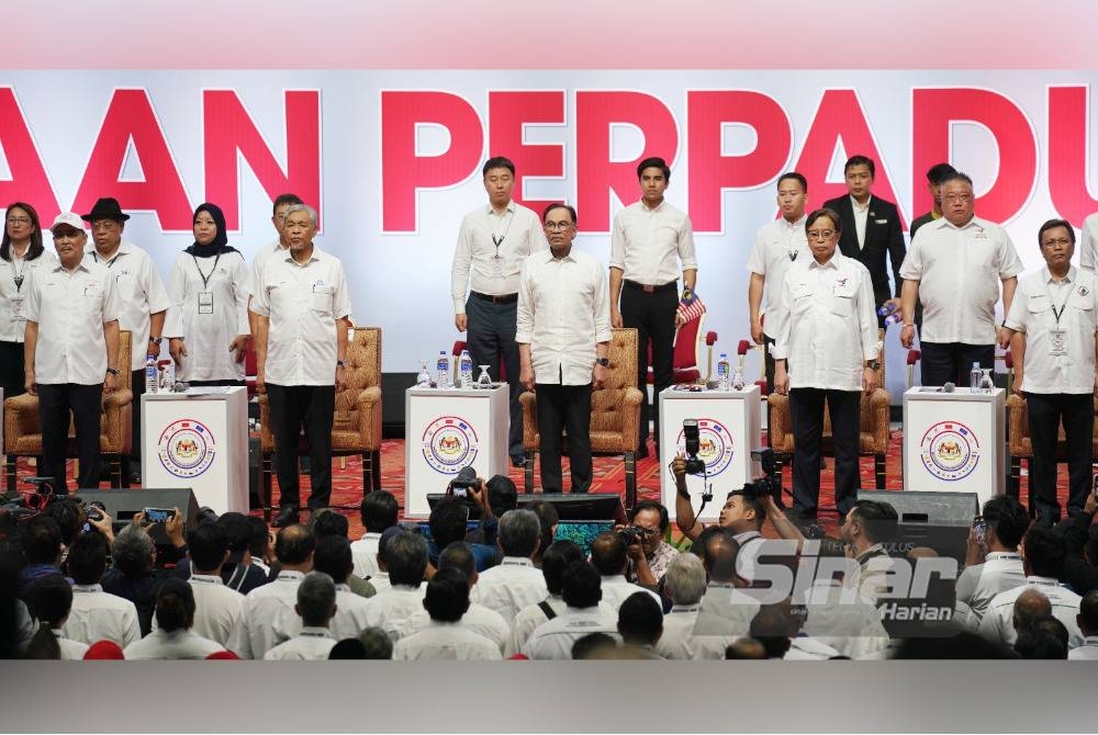 Anwar (tiga dari kanan) bersama wakil-wakil parti gabungan dalam Kerajaan Perpaduan pada Konvensyen Nasional Kerajaan Perpaduan di WTC Kuala Lumpur pada Ahad. - Foto SINAR HARIAN/Rosli Talib