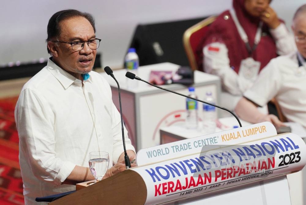 Anwar ketika menyampaikan amanat pada Konvensyen Nasional Kerajaan Perpaduan di Dewan Merdeka pada Ahad. - Foto Sinar Harian/ROSLI TALIB