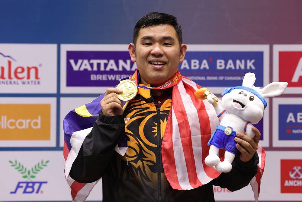 Chuan Leong meraih pingat emas dalam acara Snooker lelaki sempena Sukan SEA 2023 di AEON Mall Sen Sok City hari ini. - Foto Bernama