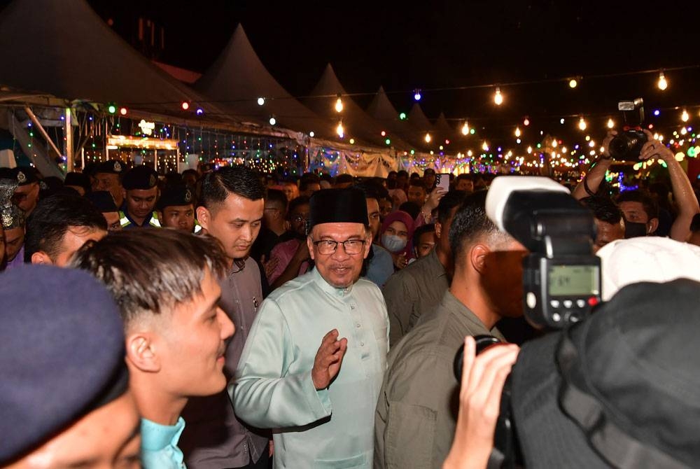 Anwar beramah mesra bersama pengunjung yang hadir ke Majlis Rumah Terbuka Aidilfitri Madani Selangor 2023 di Taman Sri Gombak hari ini. - Foto Bernama