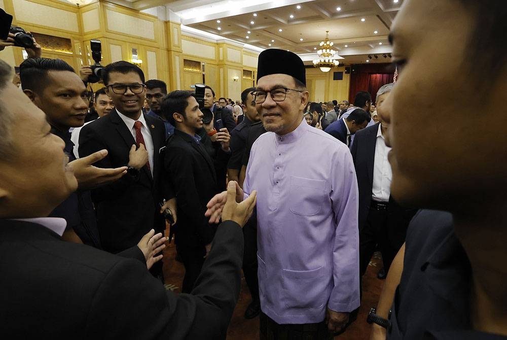 Anwar ketika hadir pada Majlis Perhimpunan Bulanan Perdana Menteri bersama warga Jabatan Perdana Menteri (JPM) di Dewan De&#039; Seri Endon, Puspanitapuri di Putrajaya hari ini. - Foto Bernama