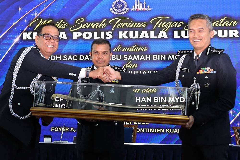 Ayob Khan(tengah) menyaksikan Majlis Serah Terima Tugas Jawatan Ketua Polis Kuala Lumpur antara Datuk Abu Samah Mohd Noor (kiri) dan Datuk Mohd Shuhaily Mohd Zain (kanan) hari ini. - Foto Bernama