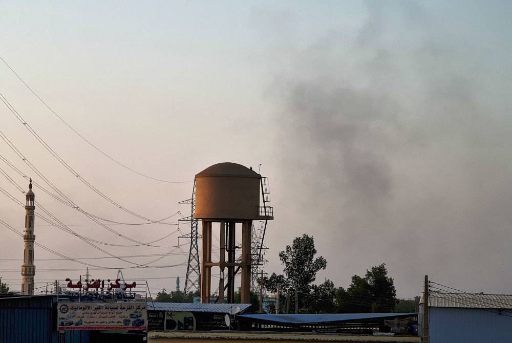 Asap kelihatan berkepul-kepul dari kejauhan di Khartoum yang dilanda perang, pada Ahad. - Foto AFP