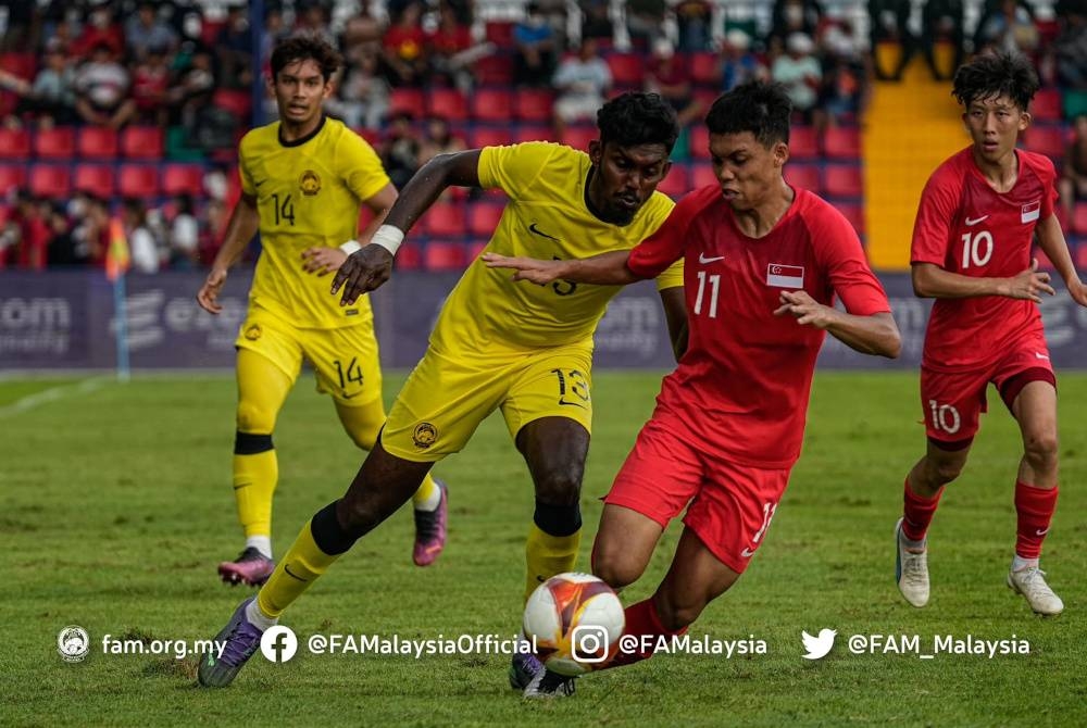 Saravanan (dua dari kiri) harap rakan sepasukan Harimau Muda bangkit untuk menjadi lebih baik pada masa depan. - Foto Facebook Persatuan Bolasepak Malaysia