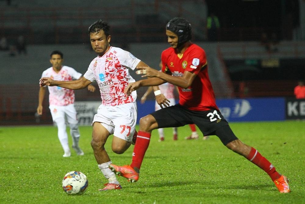 Safuwan (kanan) ketika beraksi di padang pada perlawanan dengan KL City FC, pada Ahad.