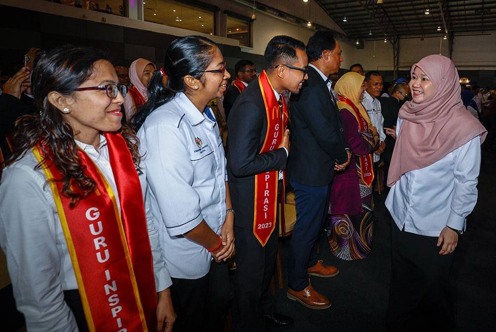 Menteri Pendidikan Fadhlina Sidek (kanan) meluangkan masa beramah mesra bersama barisan penerima Anugerah Guru Inspirasi McDonald&#039;s pada majlis penyampaian anugerah tersebut di Pusat Dagangan Antarabangsa Melaka (MITC), hari ini. - Foto Bernama