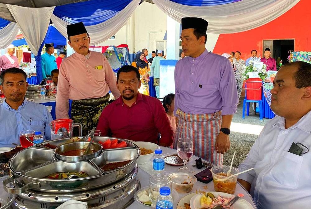 Syed Nor Adli (kanan, berdiri) beramah mesra dengan tetamu yang yang hadir pada Majlis Sambutan Aidilfitri Maritim Malaysia Kelantan di Tok Bali, Pasir Puteh pada Isnin.