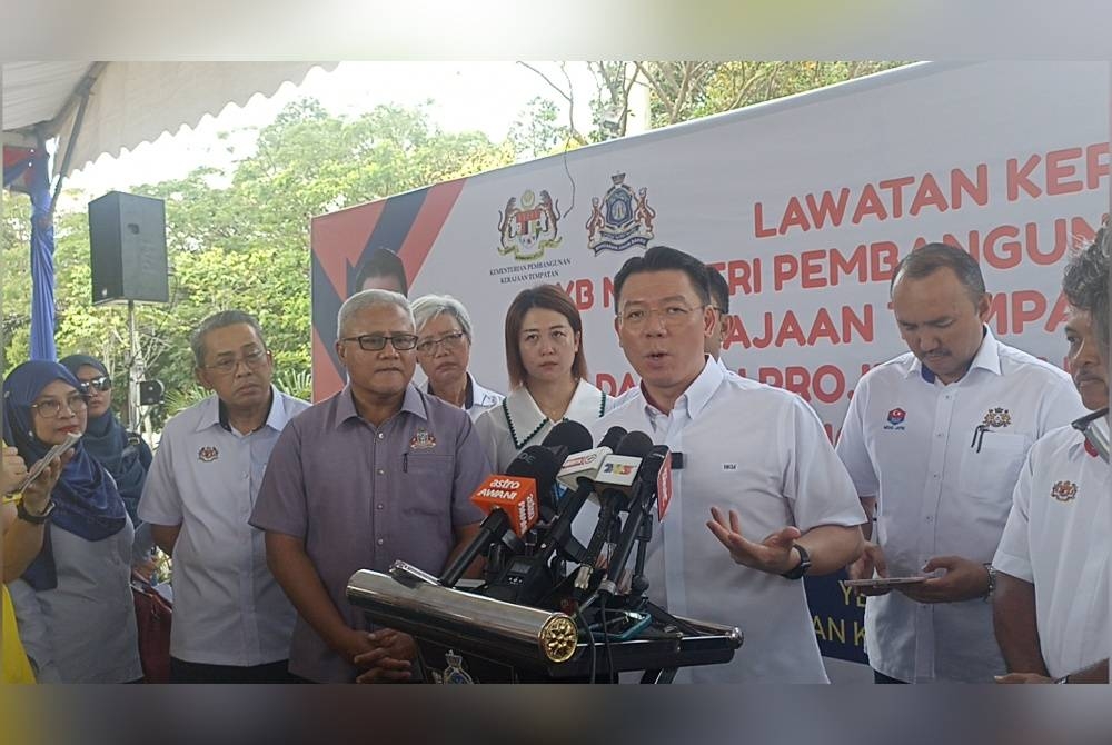 Kor Ming (tengah) pada sidang akhbar sempena lawatan kerja ke tapak cadangan projek di Laman Tasek Perdana pada Isnin.