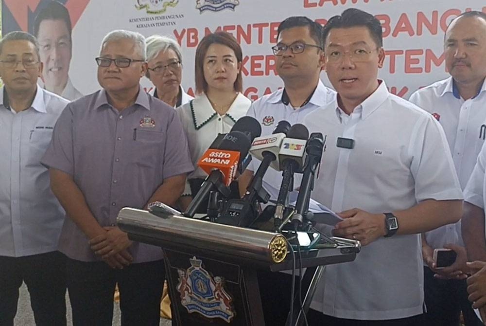 Kor Ming (tengah) pada sidang akhbar selepas lawatan kerja di Anjung Selera Laman Tasik Pandan pada Isnin.