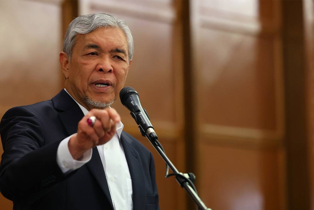 Ahmad Zahid berucap pada Majlis Jamuan Hari Raya Majlis Profesor Negara (MPN) hari ini. - Foto Bernama