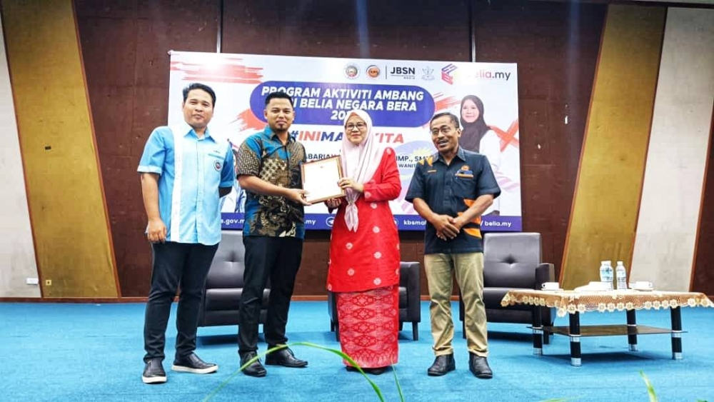 Sabariah (dua dari kanan) menyampaikan sijil penghargaan kepada penerima Tokoh Belia Daerah Bera, Hanis Zaris Mohd Nazeri, 28 pada Majlis Perasmian Program Aktiviti Ambang Hari Belia Negara Bera 2023 di Kompleks Rakan Muda, di Bera, pada Sabtu.