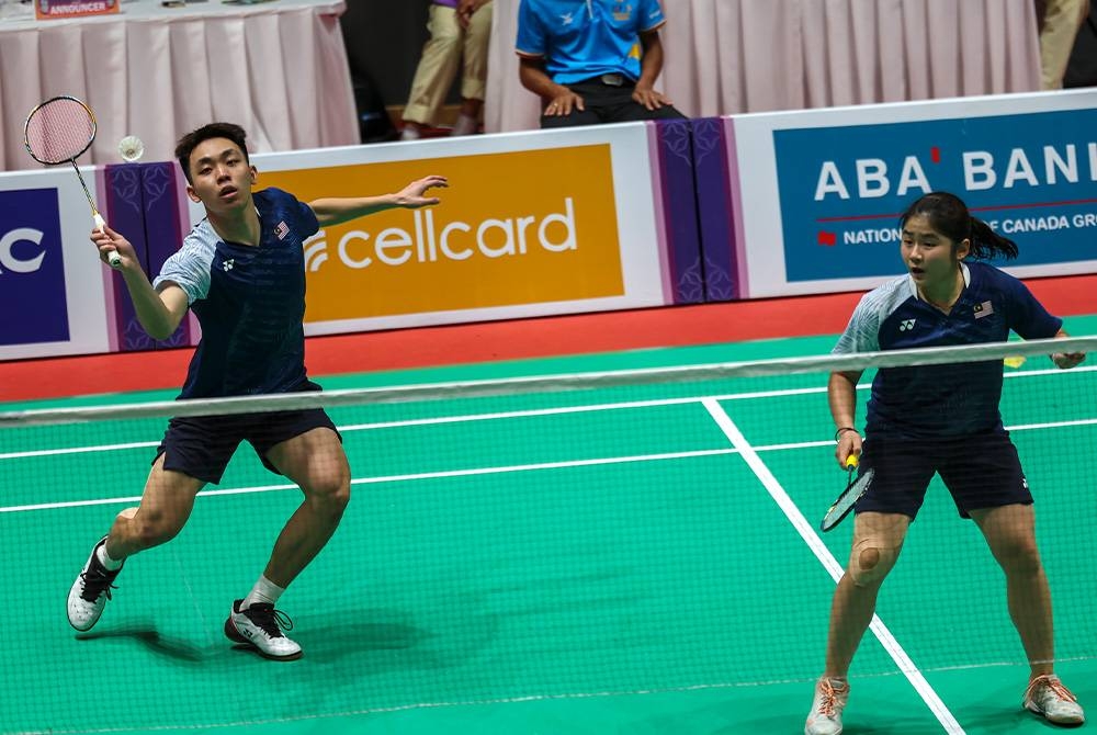 Roy King (kiri) dan Su Yin (kanan) ketika menentang regu Thailand pada peringkat separuh akhir Sukan SEA 2023 Kemboja di Stadium Badminton Morodok Techo hari ini. Foto Bernama