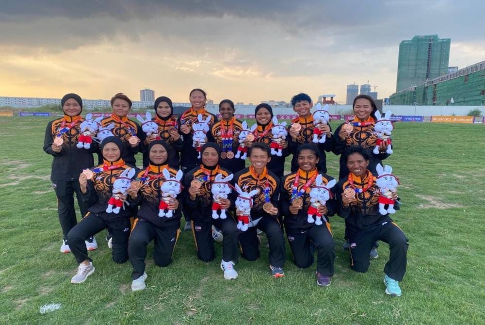 Skuad kriket wanita negara berjaya mempertahankan pingat gangsa dalam acara T20 di Sukan SEA Kemboja 2023. - Foto Facebook Malaysian Cricket Association