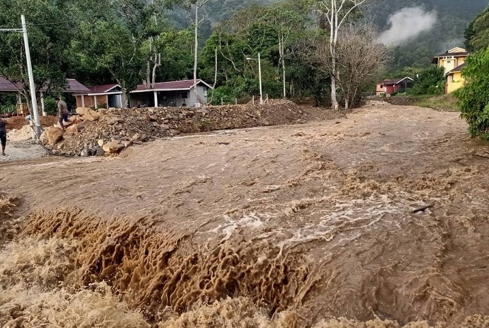 Keadaan fenomena kepala air yang berlaku di pusat rekreasi Titi Hayun pada petang Isnin. - Foto: Bomba