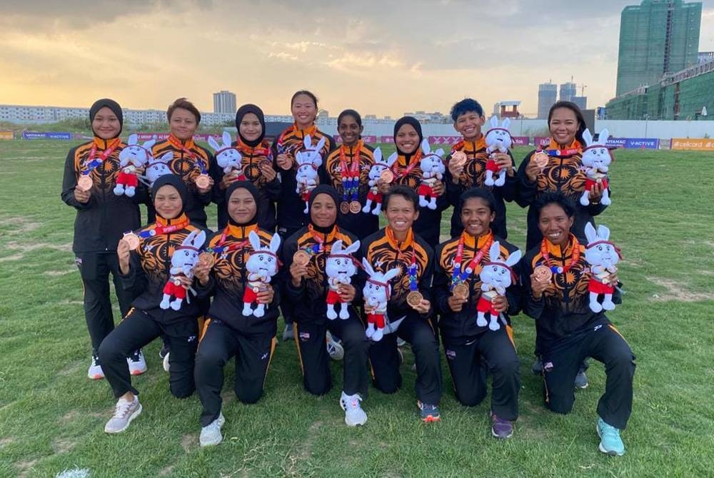 Skuad kriket wanita bersama pingat gangsa acara Twenty20 (T20) selepas menewaskan Singapura, dengan lapan wiket Sukan SEA Kemboja 2023 pada Isnin. - Foto: Facebook Persatuan Kriket Malaysia