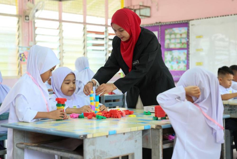 Peranan guru kepada pembangunan negara amat besar. (Gambar hiasan)