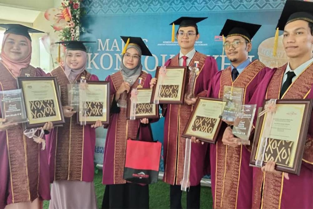 Nurfaizah (tiga dari kiri) dan Muhammad Afiq Daniel Wee (tiga dari kanan) bersama rakan-rakan selepas Majlis Konvokesyen Politeknik Jeli Kelantan Kali Ke-9 pada Isnin.