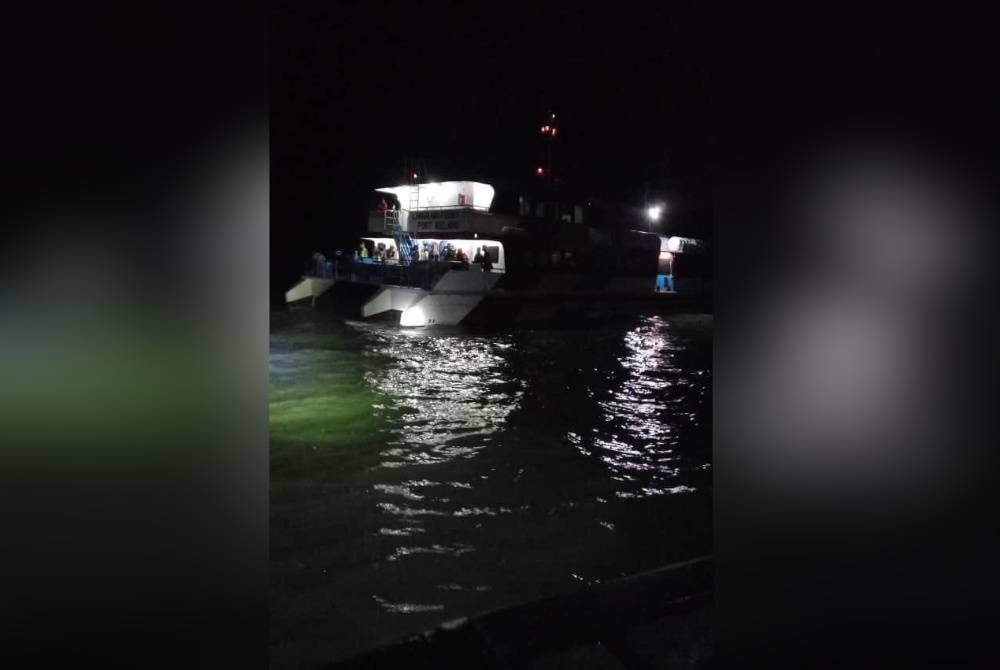 Seramai 140 penumpang dan kru sebuah feri dari Langkawi ke Kuala Perlis terkandas hampir lima jam akibat kipas tersangkut kepada tali hanyut kira-kira 8 malam tadi.