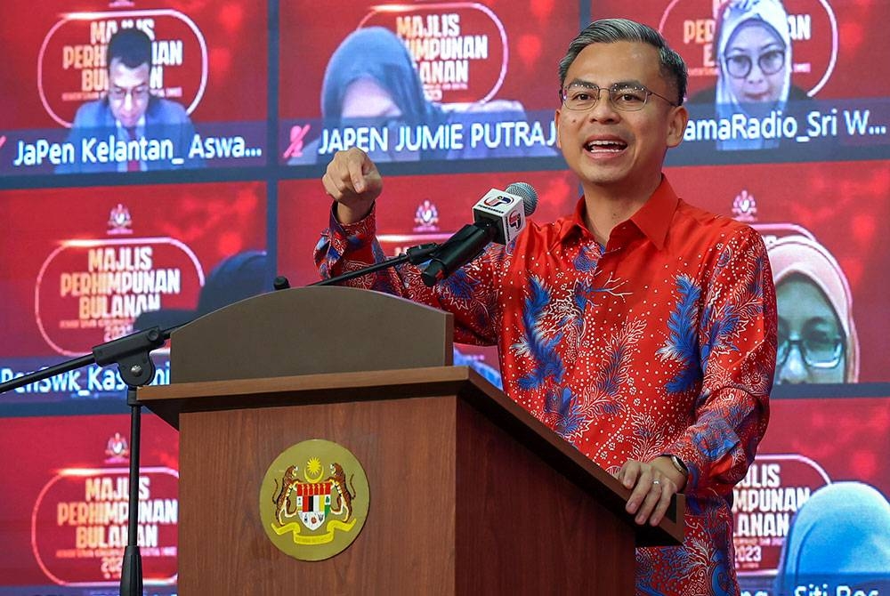 Menteri Komunikasi dan Digital, Fahmi Fadzil menyampaikan ucapan pada Majlis Perhimpunan Bulanan Kementerian Komunikasi dan Digital (KKD) 2023 hari ini. - Foto Bernama