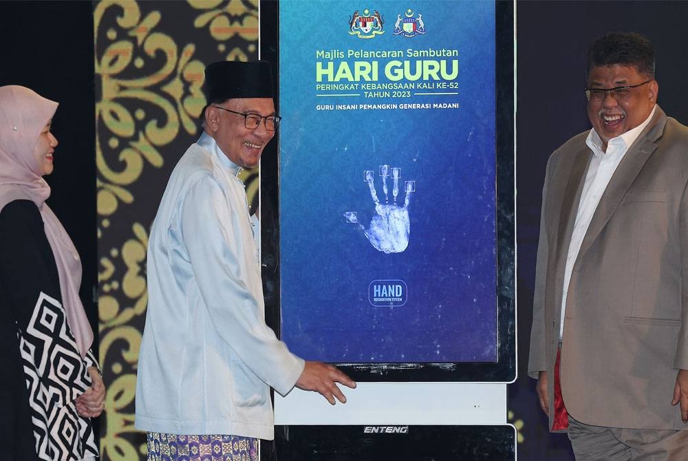 Perdana Menteri Datuk Seri Anwar Ibrahim (tengah) melancarkan Sambutan Hari Guru Peringkat Kebangsaan 2023, di MITC, Ayer Keroh. Turut hadir Menteri Pendidikan Fadhlina Sidek (kiri) dan Ketua Menteri Melaka Datuk Seri Ab Rauf Yusoh. - Foto Bernama.