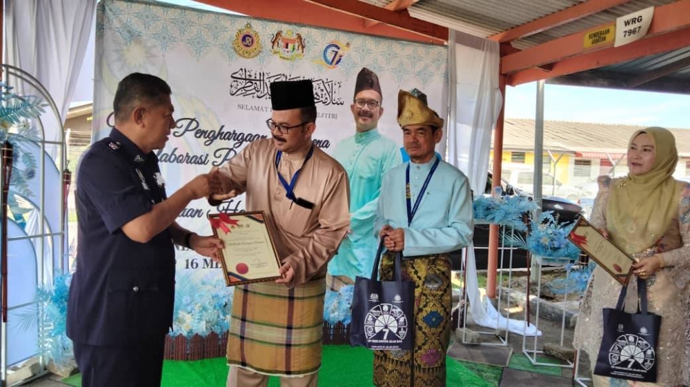 Mohd Misuari menyampaikan sijil penghargaan kepada wakil Polis Diraja Malaysia Kelantan pada Majlis Penghargaan Sempena Kolaborasi Penguatkuasaan dan Jamuan Hari Raya pada Selasa.