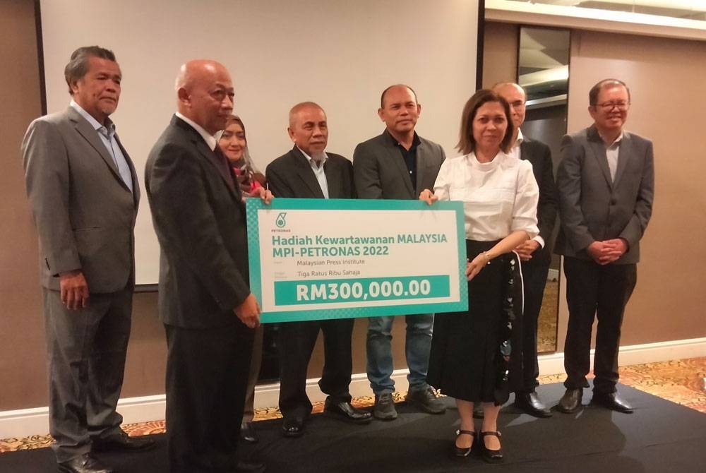 Chamil (dua dari kiri) menerima replika cek bernilai RM300,000 daripada Petronas yang diwakili Pengurus besar Kanan Komunikasi Strategik, Datin Azrina A Aziz.