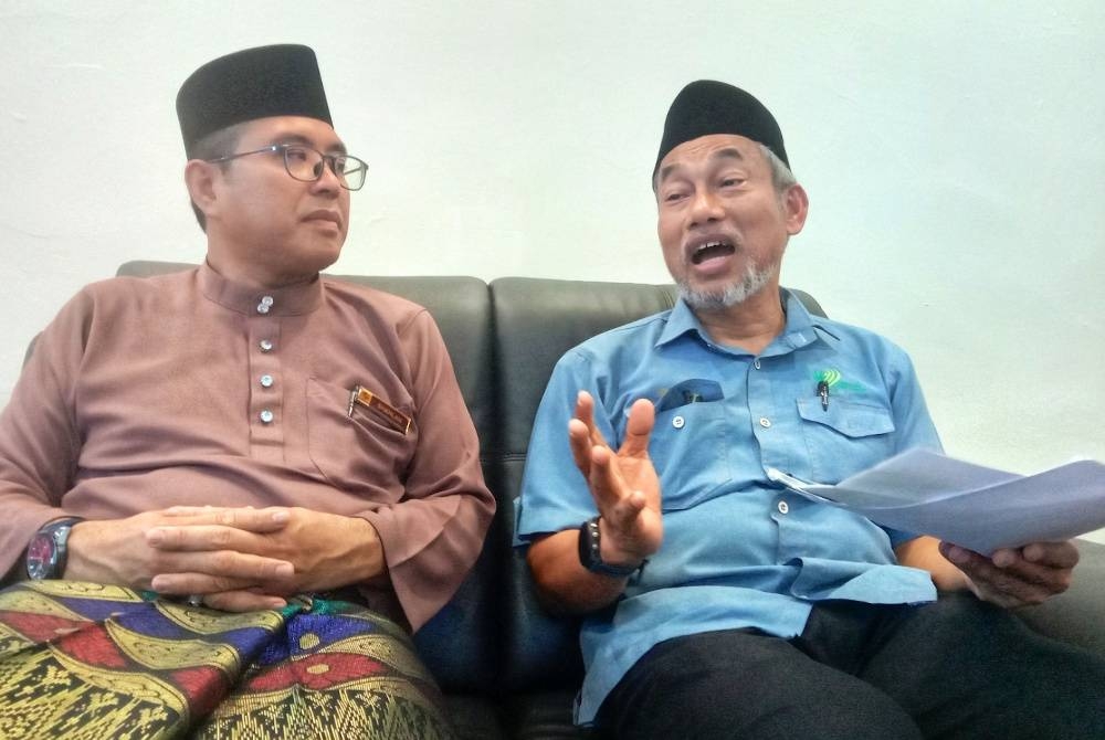 Bakri (kanan) dan Pengarah FAMA Negeri Sembilan, Shahlan Kusaseh pada Majlis Rumah Terbuka Aidilfitri FAMA Negeri Sembilan 2023 pada Selasa.