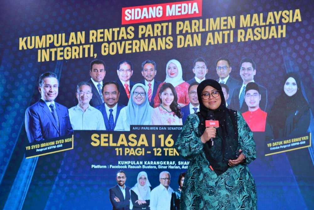 Mas Ermieyati ketika sidang media bersama Kumpulan Rentas Parti Parlimen Malaysia (KRPPM) Integriti, Governans dan Anti Rasuah (IGAR) yang berlangsung di Auditorium Karangkraf pada Selasa. Foto Sinar Harian / Asril Aswandi Shukor.