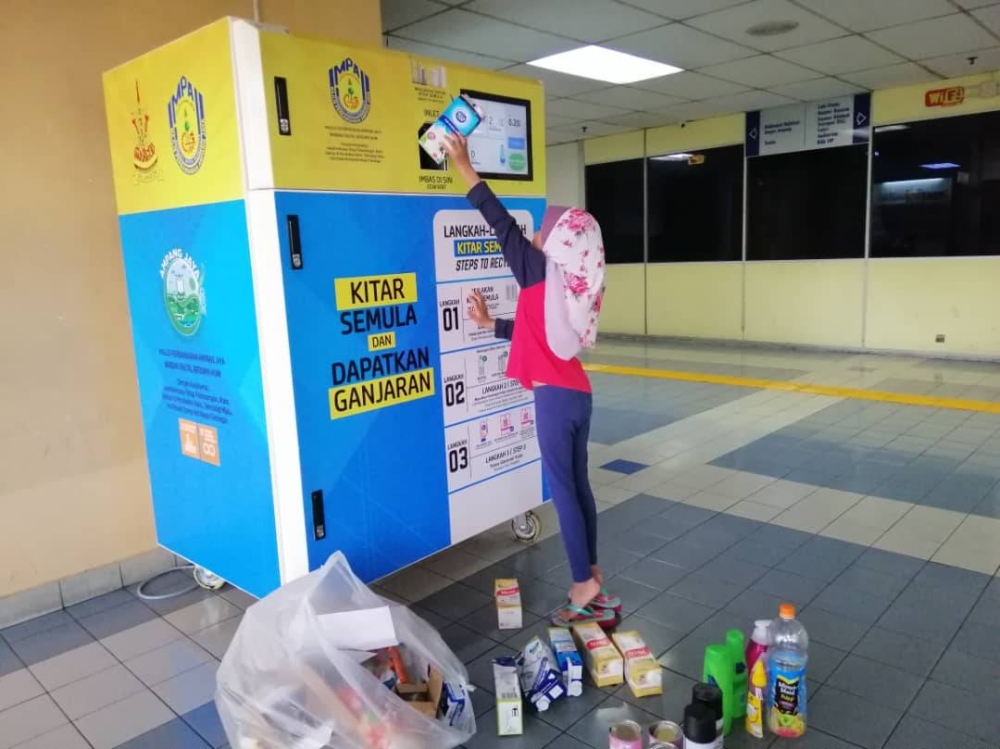 Tukar barang kitar semula dengan tunai di mesin RVM yang disediakan di Menara MPAJ. 