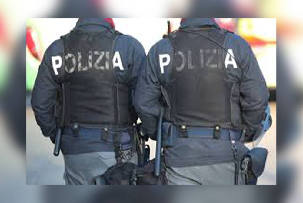 Polis Kewangan Itali dan pegawai kastam merampas lebih 2.7 tan kokain tulen di pelabuhan Gioia Tauro di wilayah Calabria, Itali.