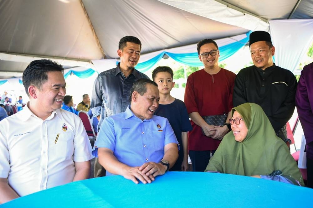 Aminuddin (duduk, tengah) ketika beramah mesra dengan waris Allahyarham Dato&#039; Syeikh Haji Mohd Murtadza Syeikh Haji Ahmad. 