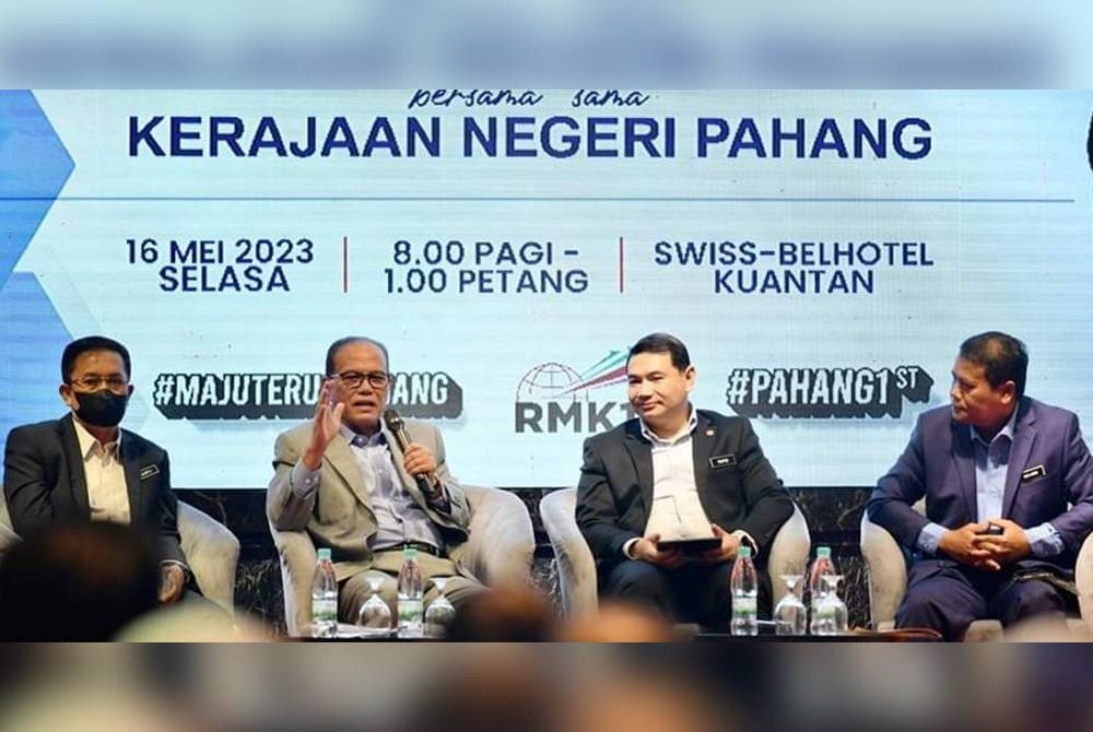 Wan Rosdy (dua dari kiri) dan Rafizi (dua dari kanan) pada Sesi Libat Urus Kajian Separuh Penggal RMK-12 Kementerian Ekonomi Bersama Kerajaan Negeri Pahang di sini pada Selasa.