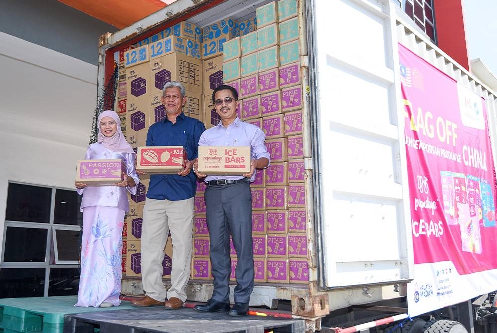 Dari kiri: Rose Yasmin, Aminuddin dan pemangku Ketua Pengarah FAMA, Abdul Rashid Bahri semasa sesi Flag Off produk berkenaan di kilang Doluvo di Puncak Alam, Kuala Selangor pada Selasa.