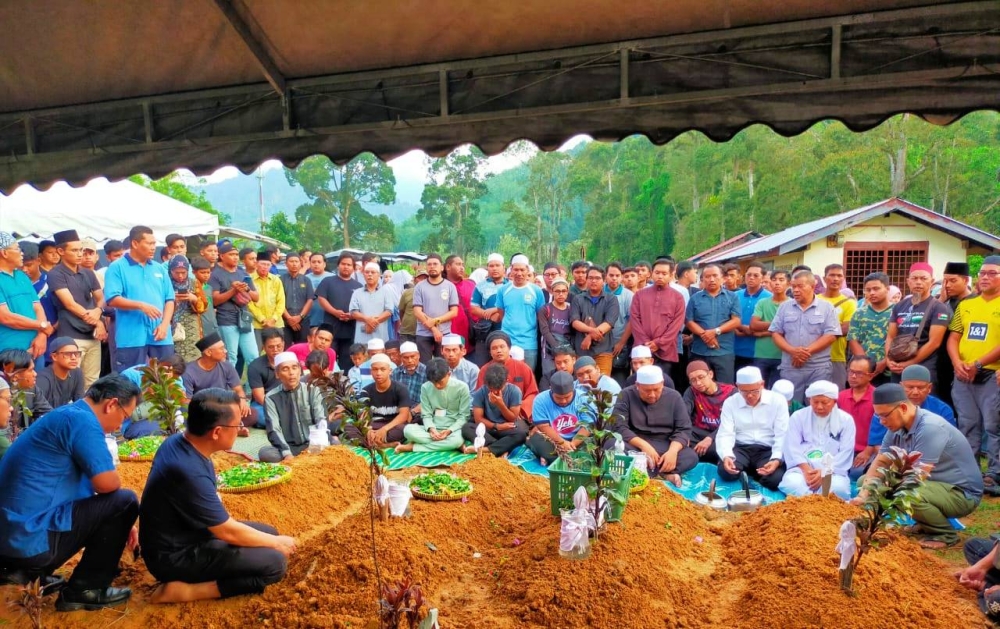 Jenazah lima beranak korban nahas di Kampar selamat dikebumikan jam 6.50 petang dalam satu liang lahad di Tanah Perkuburan Islam Kampung Paya Panjang, Padang Rengas.