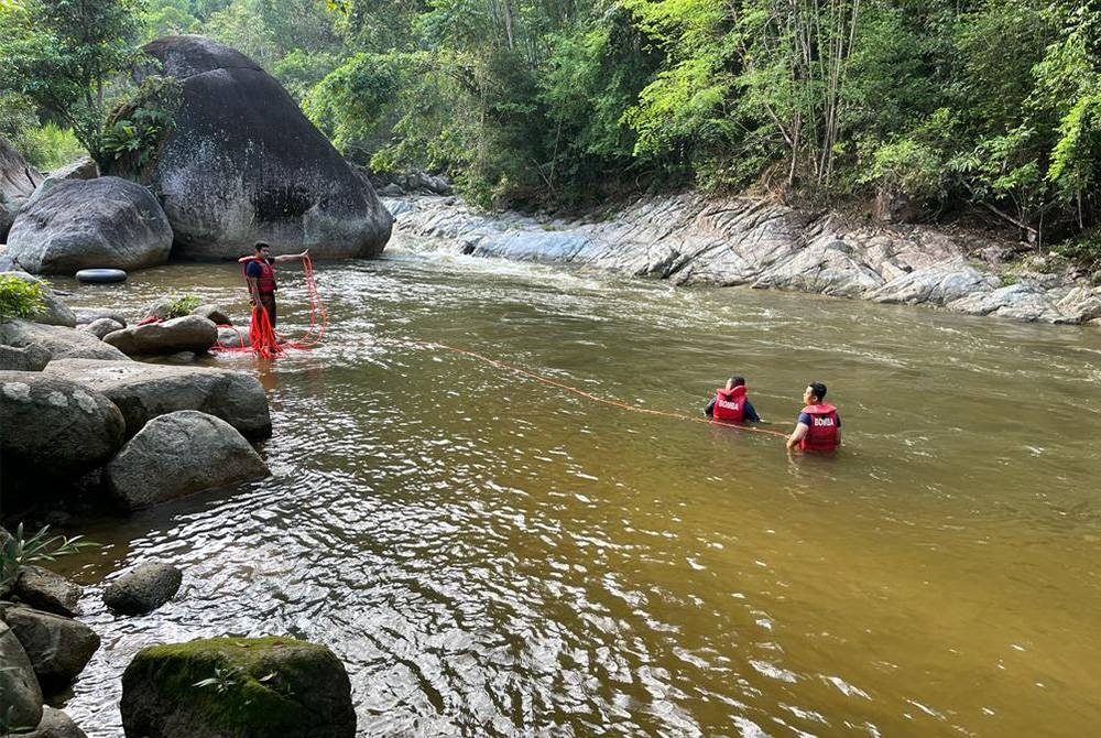 Anggota bomba dari BBP Bentong melakukan pencarian remaja yang dilaporkan hilang dibawa arus ketika mandi di sungai berhampiran D&#039;kasai Riverside (Monkey Rock) Kampung Orang Asli Gabong, Bentong pada Selasa.