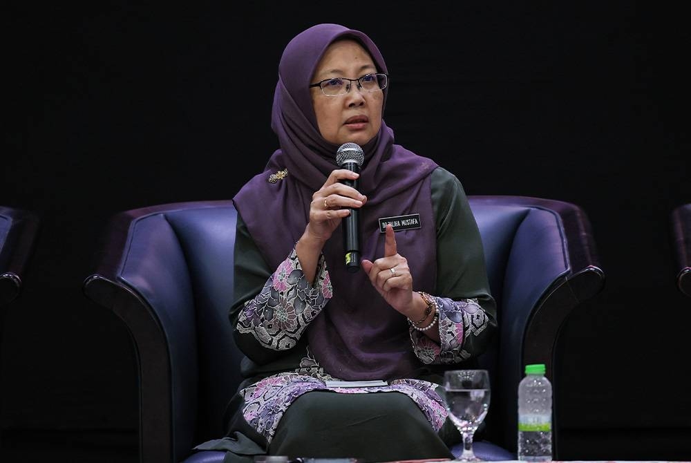 Dr Zaliha menjawab persoalan yang diutarakan oleh para peserta pada Sesi &#039;Town Hall&#039; Kertas Putih Kesihatan Peringkat Zon Pantai Timur di Kompleks Pentadbiran Bandar Al Wathiqu Billah, Kuala Nerus hari ini. - Foto Bernama