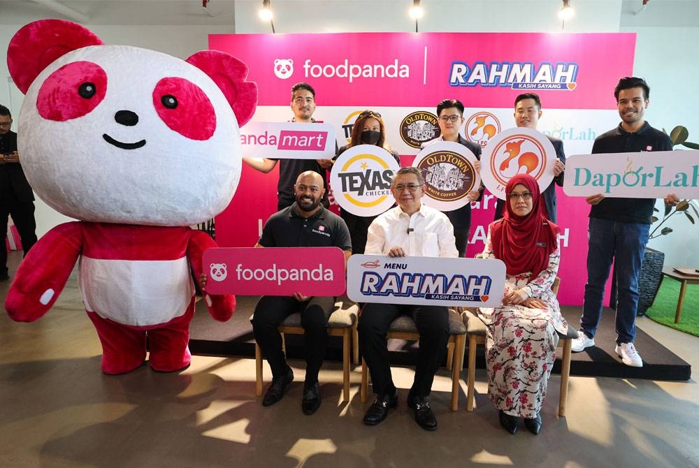 Salahuddin (tengah, hadapan) bersama Sayantan (kiri, hadapan) serta rakan kongsi restoran yang menawarkan item Menu Rahmah pada Pelancaran Inisiatif Payung Rahmah bersama foodpanda Malaysia di Ibu Pejabat Korporat foodpanda pada Selasa. - Foto Bernama