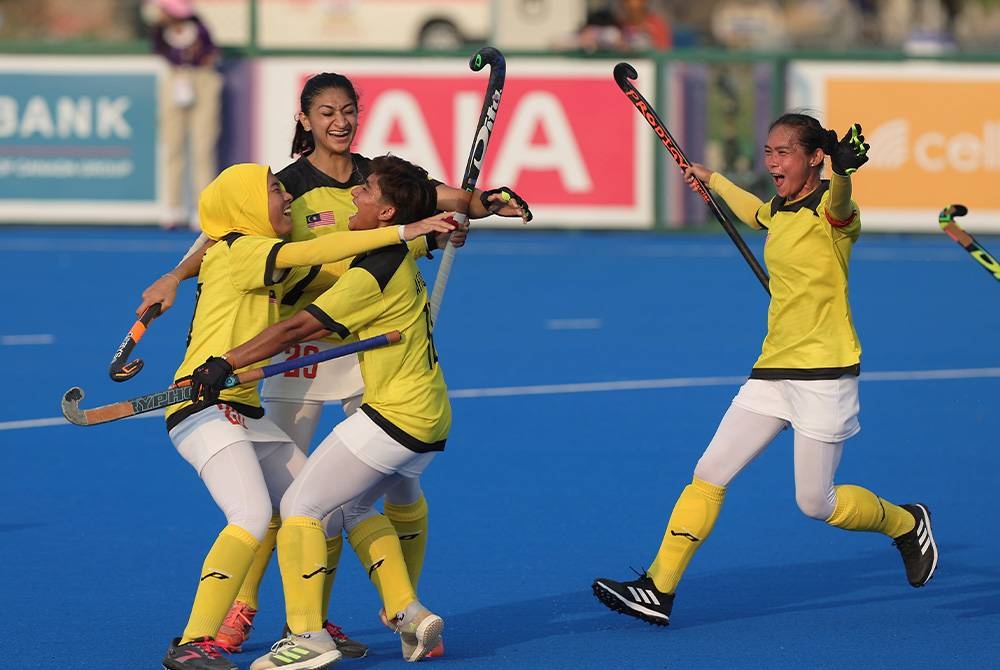 Para pemain hoki meraikan kejayaan menumpaskan Thailand 4-1 untuk menghadiahkan pingat emas Sukan SEA buat negara. - Foto Bernama