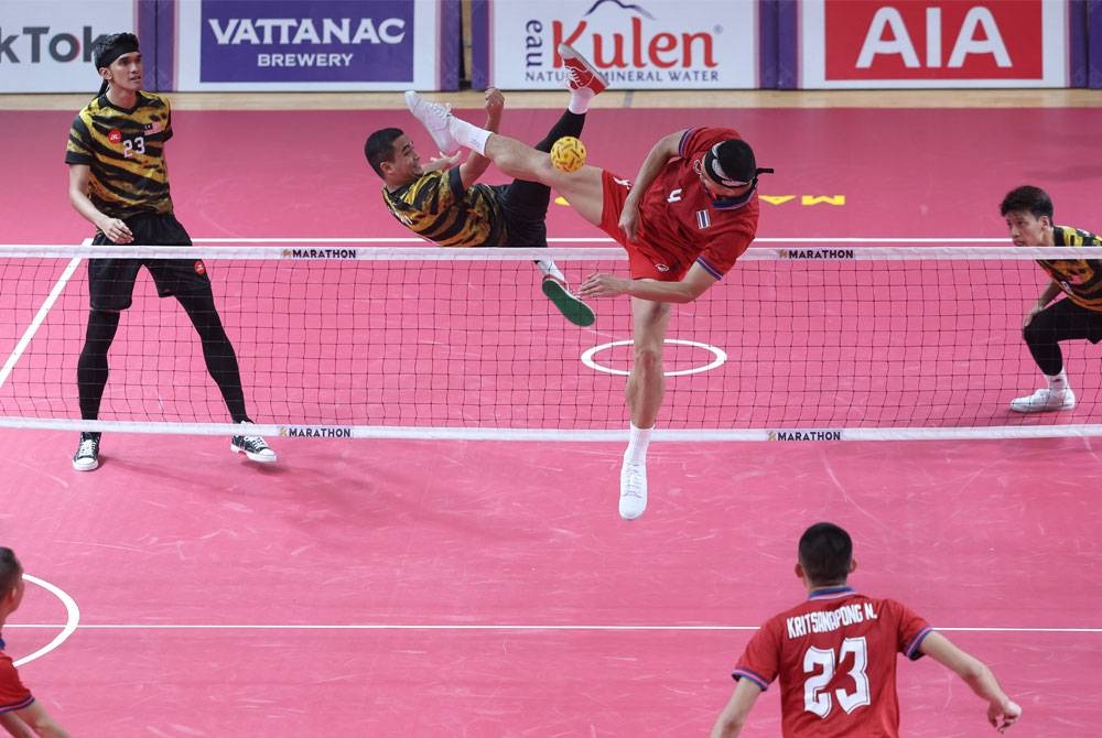 Pasukan sepak takraw Malaysia ketika beraksi menentang pasukan Thailand dalam acara regu lelaki pusingan round robin pada Sukan SEA 2023 di Dewan Bola Keranjang NSTC pada Selasa. - Foto Bernama