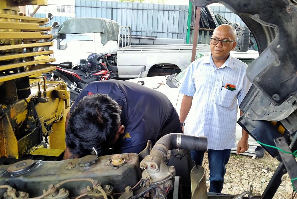 Hadiman (kanan) mengakui masalah mendapatkan tenaga kerja mahir dalam automotif dialami oleh ramai pengusaha bengkel ketika ini.