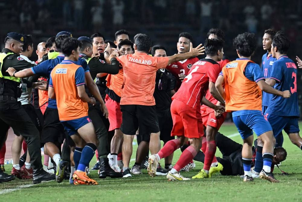 Suasana panas melibatkan pegawai dan pemain Indonesia serta Thailand dalam aksi final di Phnom Penh pada Selasa. - Foto AFP.